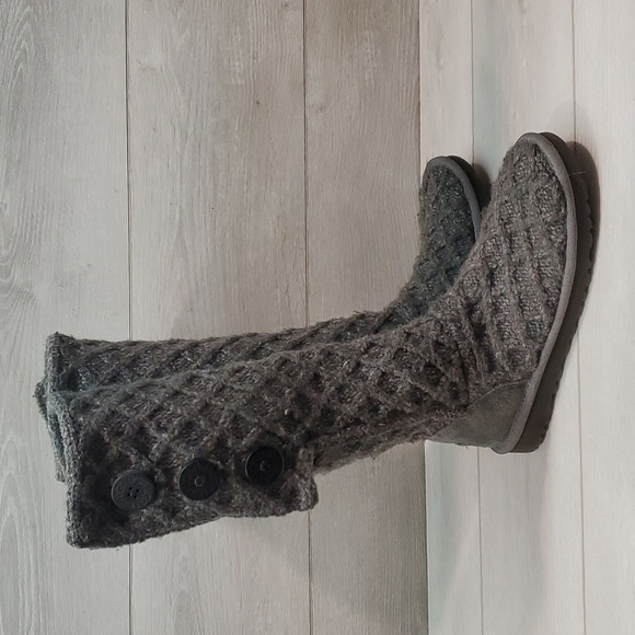 Ugg Australia Women 3066 Sweater Cardi 3 Button Boots shoes sz 7 - Picture 2 of 13